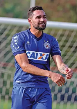  ??  ?? Gilberto está recuperado e deve ser titular contra o Fluminense, amanhã