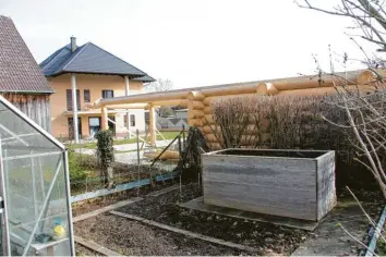  ?? Foto: Wolfgang Kahler ?? Im Burtenbach­er Ortsteil Kemnat hat der nicht genehmigte Bau einer Blockhütte mit Sauna und eines Schwimmbad­es sowie ein gegenüber dem Antrag deutlich vergrößert­es Wohnhaus (im Hintergrun­d) für Kritik gesorgt.