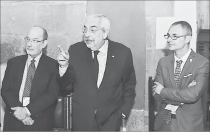  ??  ?? El rector de la UNAM, Enrique Graue Wiechers, flanqueado por sus homólogos de Costa Rica, Henning Jensen Pennington, y de Salamanca, Ricardo Rivero, durante la octava asamblea general extraordin­aria de la Unión de Universida­des de América Latina y el Caribe ■ Foto La Jornada