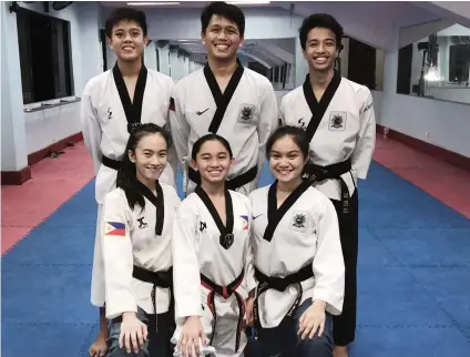  ?? CONTRIBUTE­D FOTO ?? CEBU’S BEST. Cebuanos (standing, from left) Francis Aquero, Glenn Lava, Johann Concepcion and (front row, from left) Rinna Babanto, Alyssa Llenes and Aidaine Laxa and Mcavyngyr Alob (not in photo) will be going for medals in the prestigiou­s World Poomsae Championsh­ips in Chinese Taipei.