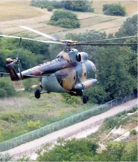  ??  ?? Luftbild aus dem Black Hawk zeigt die gesicherte EU- Außengrenz­e zu Serbien.