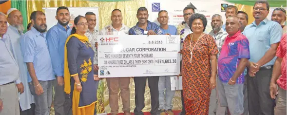  ?? Photo: Shratika Naidu ?? Labasa Cane Producers’ Associatio­n hands over transporta­tion subsidy cheque to Fiji Sugar Corporatio­n and farmers in Labasa on August 9, 2018.