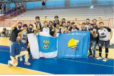  ?? CIUDAD DE HUELVA TWITTER ?? Los jugadores del Ciudad de Huelva celebran el triunfo y la clasificac­ión tras vencer ayer en tierras jiennenses.