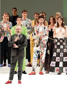  ??  ?? Sul palco Rocco Barocco, 75 anni, sul palco del Teatro San Carlo di Napoli con le modelle e i modelli che indossano la sua collezione couture