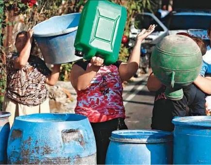  ??  ?? Las protestas de los ciudadanos por la falta del servicio de agua potable parecen una constante que la ANDA sigue sin resolver.