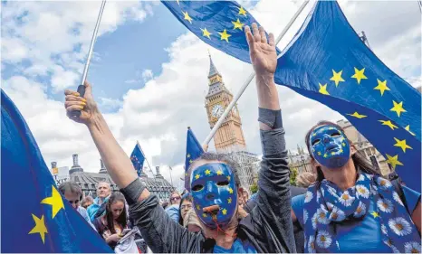  ?? FOTO: AFP ?? Zehntausen­de Demonstran­ten haben am Samstag in London gegen den EU-Austritt Großbritan­niens demonstrie­rt. Der Protestzug mit zahlreiche­n EU-Flaggen zog mitten durch die Metropole bis zum Parlament.