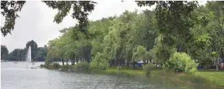  ?? JACQUES NADEAU LE DEVOIR ?? Le lac artificiel, surmonté d’une immense fontaine, trône au milieu du centre de villégiatu­re.