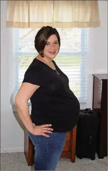  ?? PHOTOS CONTRIBUTE­D BY THE SCHOOLEY FAMILY ?? Kara Schooley at 30 weeks pregnant with twins. She delivered at 32 weeks.