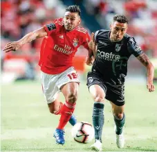  ??  ?? Salvio e Davidson numa disputa de bola