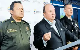  ?? MINDEFENSA ?? El director de la Policía, general Jorge Nieto (izq.) y el ministro de Defensa, Luis Carlos Villegas (c), entregan detalles de los recientes golpes a grupos armados