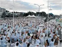  ?? PHOTO: SWIFT & CLICK ?? As is traditiona­l, guests waved white napkins to signal the start of Le Diner en Blanc for 800 people on the Tauranga waterfront.