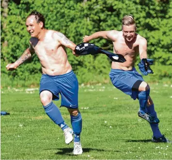  ?? Foto: Szilvia Izsó ?? Beim 2:0 Treffer von Michael Kronburger (links) in der Nachspielz­eit gab es kein Halten mehr: Nico Weigel (rechts) und die an deren Spieler der Eintracht T.R.B. ließen ihrer Freude über den Aufstieg und den Titel freien Lauf.