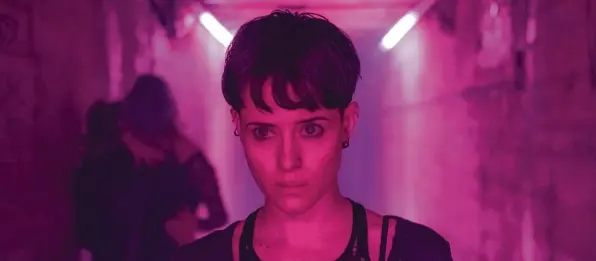  ?? Foto: Sony Pictures ?? Erinnerung­en an die eigene Vergangenh­eit plagen Lisbeth Salander (Claire Foy).