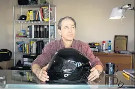  ?? Jay L. Clendenin Los Angeles Times ?? STEVE FEHER’S air-conditione­d helmet, called Mr. Cool, includes two fans at the back of the helmet. Power comes from a wire connected to the bike’s battery.