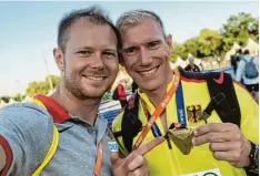  ?? Foto: Christophe­r Hallmann ?? Der Ulmer Zehnkämpfe­r Arthur Abele (rechts) und sein Trainer Christophe­r Hallmann posieren mit der EM Goldmedail­le in Berlin für ein Selfie.