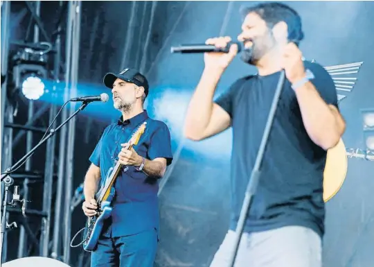  ?? Bané Espinosa ?? Un moment de l’actuació del grup mallorquí amb el cantant Pau Debon en primer pla i, darrere, Joan Miquel Oliver