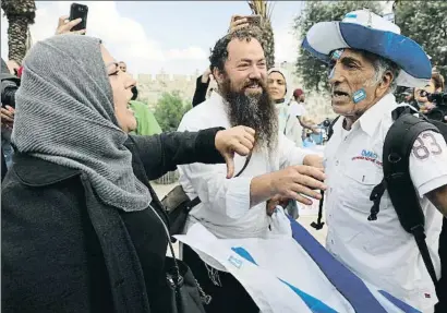  ?? AMMAR AWAD / REUTERS ?? Alto voltaje. La política proisraelí de Trump ha disparado la tensión entre judíos y palestinos en Jerusalén, como se vio ayer en la puerta de Damasco, durante una marcha nacionalis­ta israelí