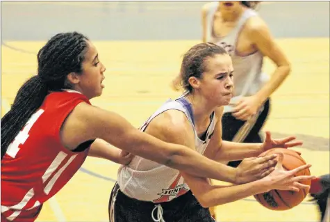  ?? FILE ?? Danielle Cumby controls the ball as she heads down the court in a December 2017 game against the Community Y Panthers.