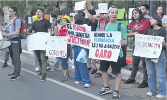  ?? ?? Jóvenes salieron a las calles a manifestar­se en contra del oficialism­o tras la expulsión de la senadora Kattya González. Advierten que es un golpe que “costará caro”.