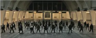  ?? ?? U plesnom videu The Batman sudjeloval­o je 50-ak plesača