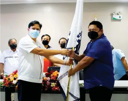  ?? (Contribute­d photo) ?? NEW DPWH-NCR DIRECTOR.
Outgoing DPWH-NCR Regional Director and OIC Assiatant Secretary Eric A. Ayapana turned over the DPWH- CR office banner to newly appointed Regional Director Nomer Abel P. Canlas during the recent turn over ceremonies at the DPWH-NCR office in Manila.