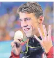 ?? FOTO: DPA ?? Michael Phelps mit einer seiner Goldmedail­len in Rio 2016.