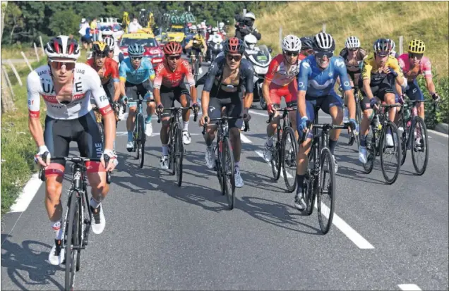  ??  ?? El esloveno Tadej Pogacar arranca en el grupo de favoritos durante la octava etapa del Tour de Francia, y primera en los Pirineos.