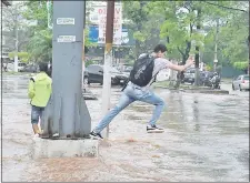  ??  ?? Sobre Mcal. López, zona del Campus de la UNA, los raudales afectaron a los peatones y a los automovili­stas.