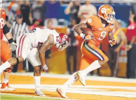  ?? Andy Lyons, Getty Images ?? Wayne Gallman scores against Oklahoma in the Orange Bowl on Thursday, helping top- ranked Clemson improve to 14- 0 and advance to the national championsh­ip game. Oklahoma gave up 550 total yards.