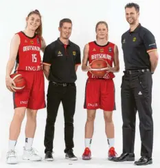  ?? Foto: Mikus Klavins ?? Luisa Geiselsöde­r (links) und Anneke Schlüter mit dem neuen Bundestrai­ner Walt Hopkins (rechts) und Dustin Gray, einem seiner drei Assistente­n.