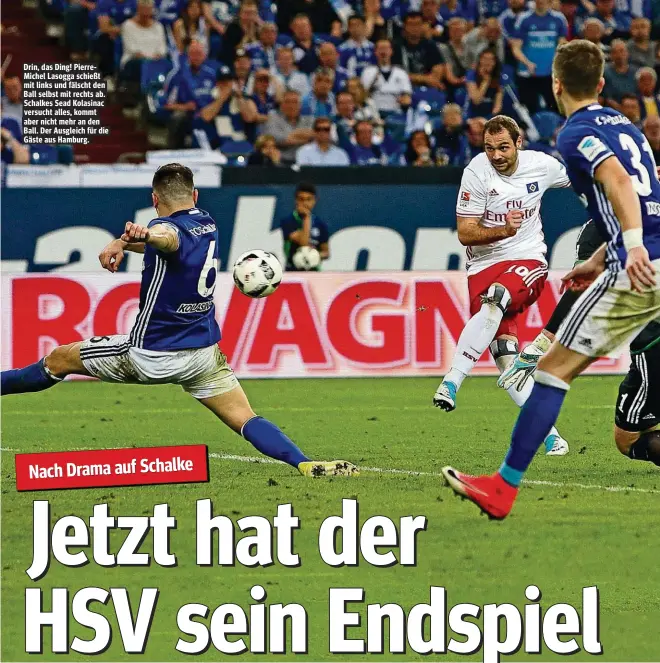  ??  ?? Drin, das Ding! PierreMich­el Lasogga schießt mit links und fälscht den Ball selbst mit rechts ab. Schalkes Sead Kolasinac versucht alles, kommt aber nicht mehr an den Ball. Der Ausgleich für die Gäste aus Hamburg.