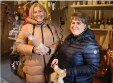  ?? ?? Ulrika Hermansson och Birgitta Johansson från Tjuvkil besökte butiken Systrarnas jul för första gången.