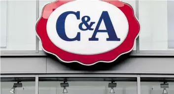  ?? DPA-BILD: JENS KALAENE ?? Das Logo von C&amp;A, aufgenomme­n in der Schloßstra­ße in Berlin