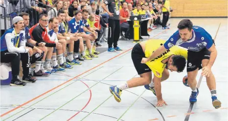  ?? FOTO: KARL-HEINZ BODON ?? David Tovmasyan (links) und der TSV Bad Saulgau (hier gegen Simon Hablizel, Unterensin­gen) straucheln derzeit zu oft. Gegen Heiningen heißt es nun sich aufzuricht­en.