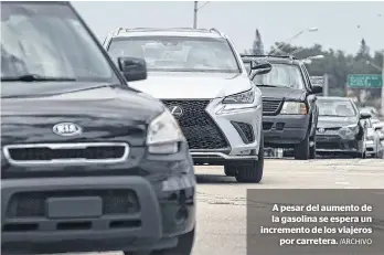  ?? /ARCHIVO ?? A pesar del aumento de la gasolina se espera un incremento de los viajeros
por carretera. «El volumen de viajeros que se espera durante el Día de la Independen­cia es una señal definitiva de que los viajes de verano se están acelerando».