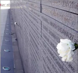  ??  ?? El monumento a las víctimas del terrorismo de Estado incluye a los caídos por la represión del gobierno peronista.