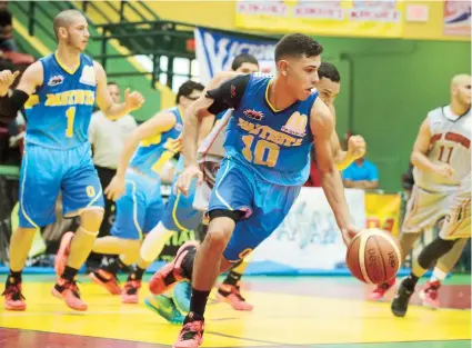  ??  ?? Edgard García inicia una jugada de rompimient­o rápido por el Colegio Bautista de Caguas. García fue el mejor anotador por su quinteto con 16 puntos.