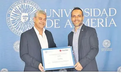  ?? UAL ?? El rector Carmelo Rodríguez ha hecho entrega a Cruz Roja de lo recaudado para las víctimas del seísmo turco.