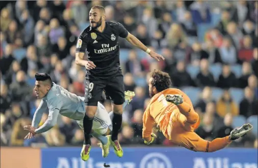  ??  ?? SOBREVOLÓ EN BALAÍDOS. Karim Benzema se marcó una actuación formidable ante el Celta y ayudó a su equipo a lograr la victoria.