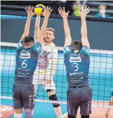  ?? FOTO: GÜNTER KRAM ?? Simon Hirsch, hier beim Angriff gegen Dürens Erik Röhrs und Tim Broshog, trifft mit dem VfB Friedrichs­hafen im Play-off-Finale auf die Berlin Recycling Volleys.