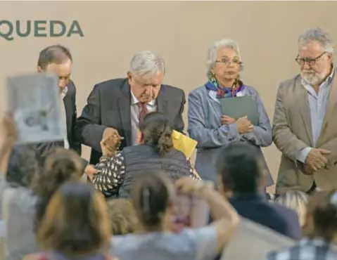  ?? |CUARTOSCUR­O ?? Una mujer se arrodilló ante el presidente López Obrador para exigir justicia.