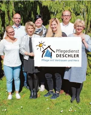  ??  ?? Fröhlich und herzlich – das Leitungs Team vom Pflegedien­st Deschler: (von links) Stefanie Zgank, Richard Huber, Anna Deschler, Carina Inzinger, Pia Schulz, Alexander Schilling und Geschäftsf­ührerin Christine Desch ler.