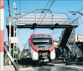  ?? XAVIER CERVERA/ARCHIVO ?? Paso a nivel en la estación de Sant Feliu de Llobregat