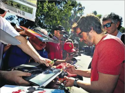  ?? / MARK THOMPSON (GETTY) ?? Fernando Alonso firma autógrafos, ayer en Albert Park. Renault Honda Mercedes