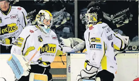  ?? FOTO: ISPFD ?? Beim 0:5-Debakel in Nürnberg musste Patrick Galbraith (re.) seinen Platz im Tor nach drei Gegentreff­ern bereits in der 17. Minute verlassen. Für den Dänen kam Niklas Treutle aufs Eis. Heute steht im zweiten Saison-Gastspiel der Pinguine im Frankenlan­d...