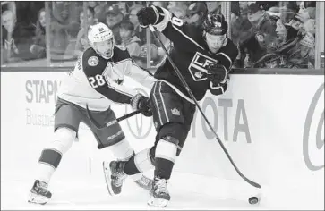  ?? Marcio Jose Sanchez Associated Press ?? TANNER PEARSON, right, a member of the Kings’ 2014 Stanley Cup-winning team who scored 39 goals the previous two seasons, has been mired in a 30-game goal-scoring drought and was traded to the Penguins.