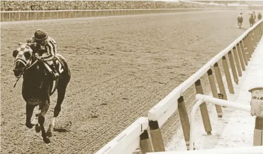  ??  ?? Ron Turcotte sur Secretaria­t, au Belmont Stakes, en 1973. – Archives