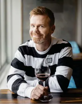  ?? FOTO: TUUKKA ERVASTI ?? Master of Wine Tuomas Meriluoto rekommende­rar att man väljer ett rödvin av kryddigare druvor när man vill ha ett alkoholfri­tt vin som känns mustigt. Söta druvor fungerar sämre i alkoholfri­a viner.