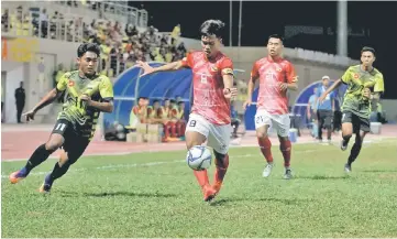  ??  ?? Sarawak’s Rivaldo Adrill Anak Wilson Rentap (second left) vies for the ball with Perak’s Muhamad Aizat Safuan Razali (left) at the match in Stadium Manjung. — Bernama photo