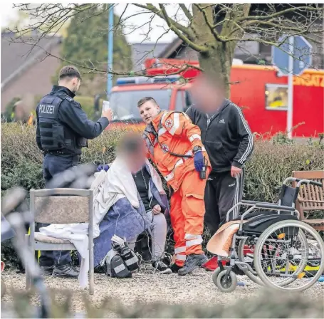  ?? FOTO: CHRISTOPH REICHWEIN/DPA ?? Noch am Tag wurden Bewohner vor dem Heim von Rettungskr­äften versorgt.